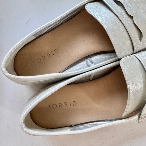 Minimalist Metallic Penny Loafers Torrid Silver Leather Flats Wide 8.5WW A19 - Picture 7 of 10